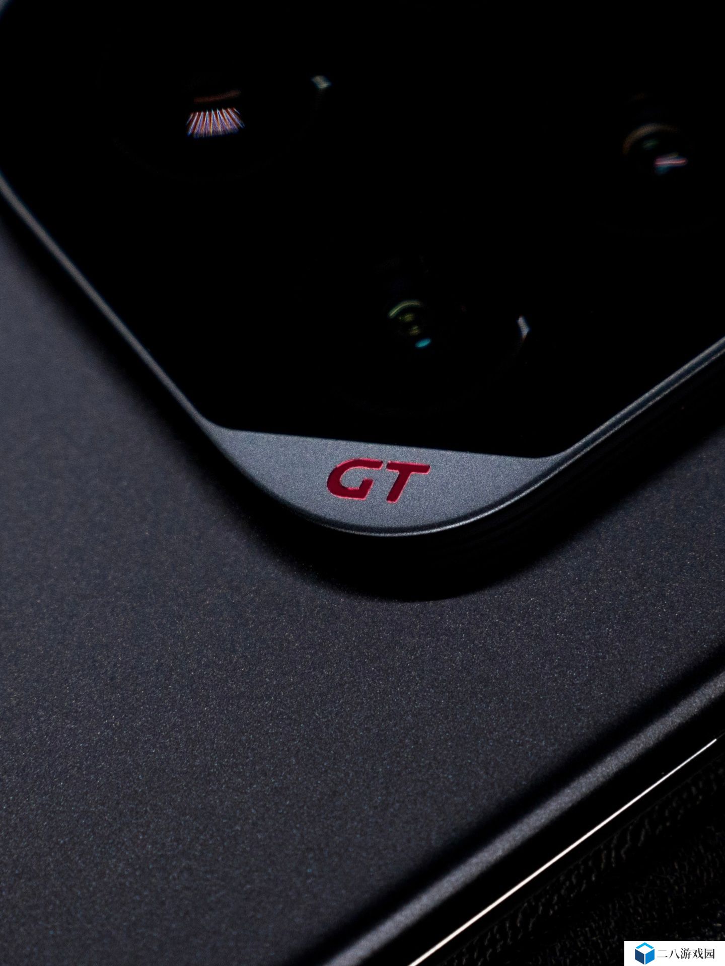 荣耀 GT Pro 手机以「打造最强性能旗舰」为目标，定位比标准版高两档